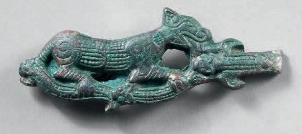 Agrafe au motif de félin posé sur des serpents se mordant la queu