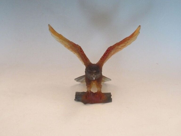 Aigle en pâte de verre marron clai