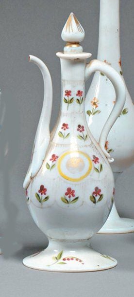 AIGUIÈRE Aiguière en opaline blanche, décorée de deux disques or et d'un réseau de fleurettes émaillée