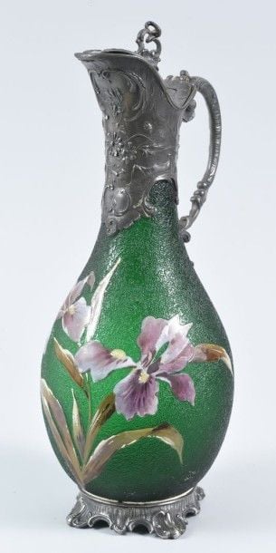 Aiguière en verre vert givré à décor d'iris mauves et blancs émaillé; base, monture à anse et couvercle en étain travaillé de rocaille