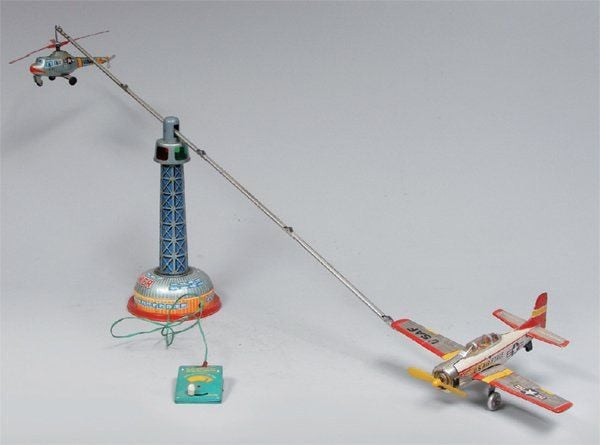 « Air Control Tower » manège avec une tour de control avec un hélicoptère S 55 et un avion de chass