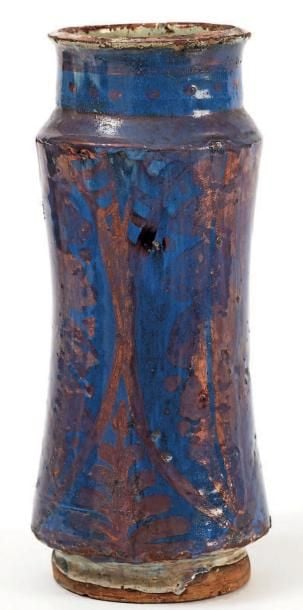Albarello hispano-mauresque Céramique à décor de lustre métallique sur fond cobalt sur engobe blanc Espagne, Manises, XVe siècle Hauteur: 28,5; Diamètre col: 10,5 cm Cet albarello est décoré de grandes feuilles stylisée
