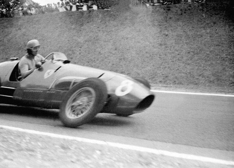 Alberto Ascari sur Ferrari - Grand Prix de France 1952 © L'Équipe 6 juillet 195