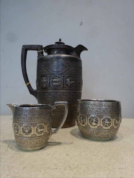 ALEXANDER & Son (Actifs à Glasgow, fin du XIXe siècle, époque Victorienne) Théière couverte en argent à décor repoussé dans le goût Birman ou Thaïlandai