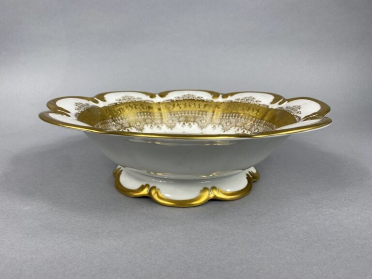 ALLEMAGNE - Coupe en porcelaine à bord polylobé à décor doré et amati figurant…