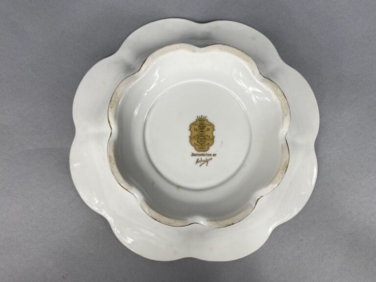 ALLEMAGNE - Coupe en porcelaine à bord polylobé à décor doré et amati figurant…