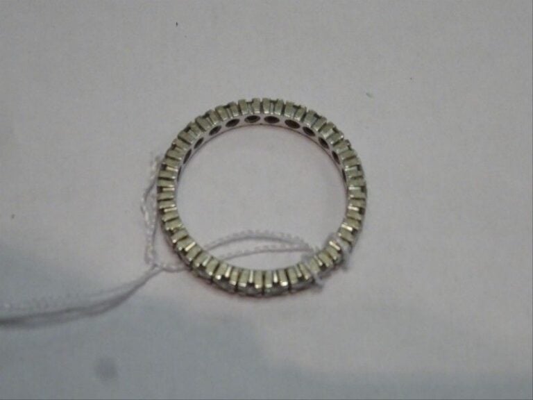 ALLIANCE américaine en or blanc 14K (585°/00) sertie de vingt-six diamants en