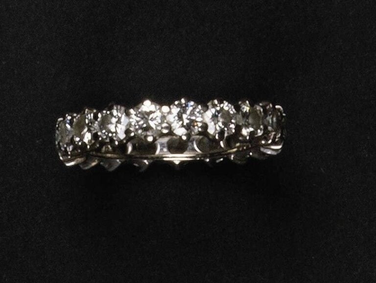 ALLIANCE américaine en or blanc 18K (750°/00) sertie de 19 diamants de taille brillant (diam 3 8 mm)