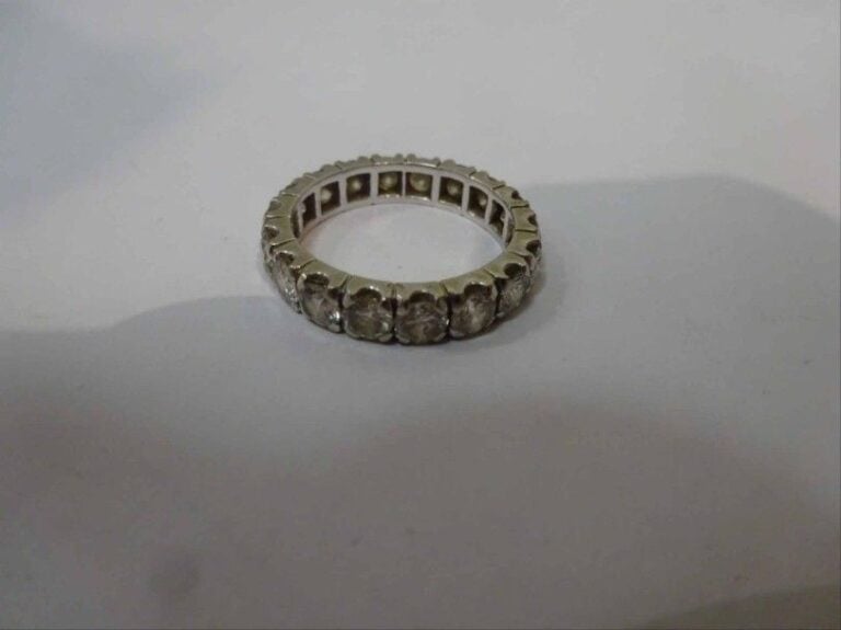 Alliance américaine en or blanc 18K (750°/00) sertie de dix-huit diamants de taille brillant, en