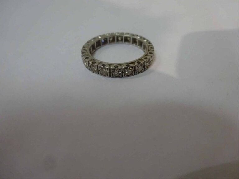 Alliance américaine en or blanc 18K (750°/00) sertie de vingt diamants de taille brillant, en