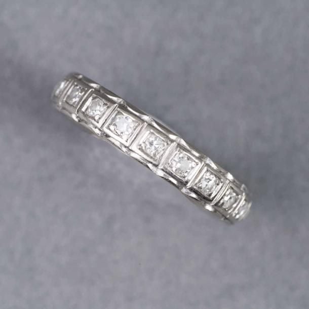 Alliance américaine en or blanc 18K (750%o) sertie de diamants de taille 8/