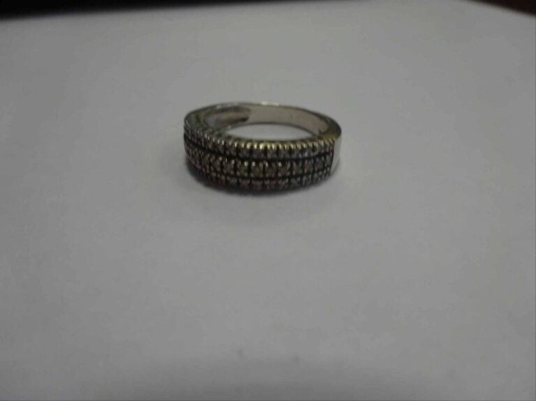ALLIANCE en or blanc 18K (750°/00) à trois rangs de petits diamants taille brillan