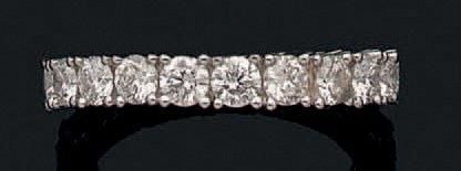 ALLIANCE en or gris (750 millièmes) serti d'un alignement de diamants taille brillan