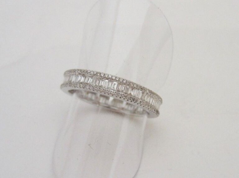 ALLIANCE en or gris (750 millièmes) serti de diamants baguettes soulignés par des petits diamants taille brillan