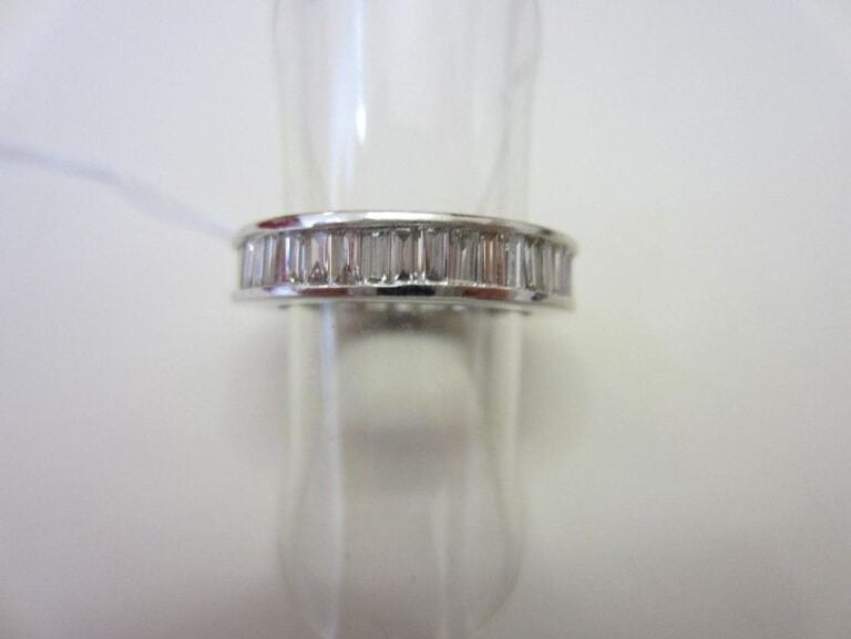 ALLIANCE en or gris entièrement serti de diamants baguette