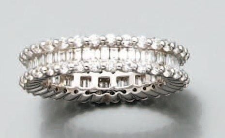 ALLIANCE en or gris serti d'un alignement de diamants baguettes bordé de deux lignes de diamants taille brillan