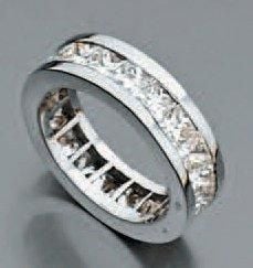 ALLIANCE en or gris serti d'un alignement de diamants de taille princess