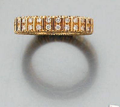 ALLIANCE en or jaune serti de deux alignements de petits diamants taille brillan