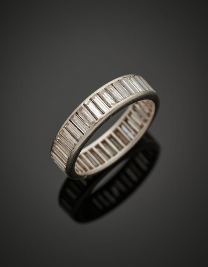 ALLIANCE en platine (950‰) serti d'un alignement diamants taille baguette. Légè…