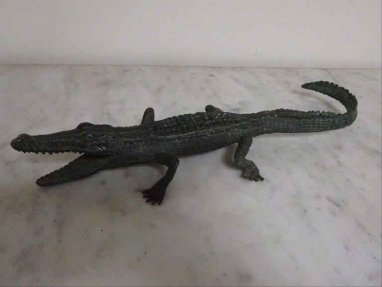 Alligator / Crocodile Bronze à patiner verte Signé dans la gueule 5 x 34,5 x 11,5 cm (patine estompée par endroits)