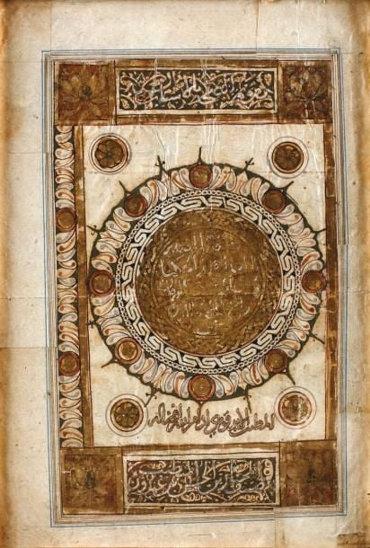 Almanach des Bienfaits selon Al-Mokhtar Ibn Hassan Ibn Ghandoun al-Mutayeb Encre, gouache et or sur papier Il s'agit du second folio d'une double page de frontispice, orné d'une rosace centrale entourée de pétales, portant une inscription, illisible, en écriture cursive blanche sur fond dor