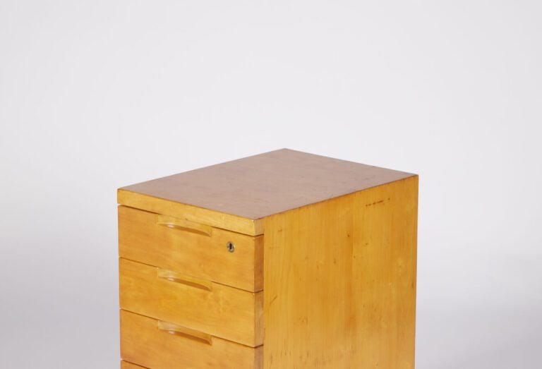 ALVAR AALTO (1898-1976) - Chiffonnier sur roulettes à caisson cubique en placag…