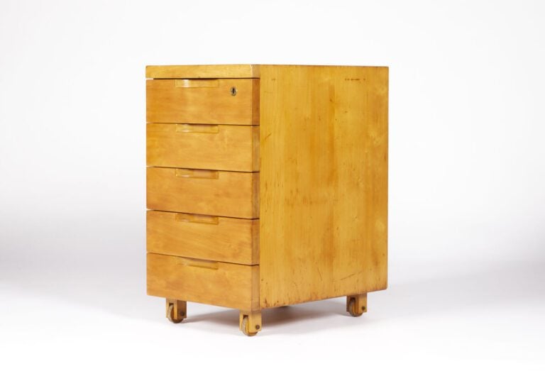 ALVAR AALTO (1898-1976) - Chiffonnier sur roulettes à caisson cubique en placag…