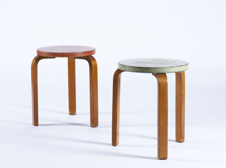 ALVAR AALTO (1898-1976) - Deux tabourets modèle n° 60 en bois thermoformé courb…