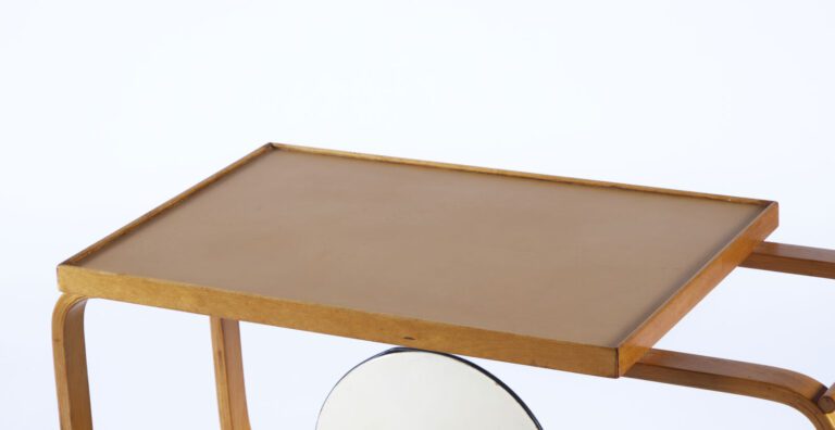 ALVAR AALTO (1898-1976) - Table à thé roulante en bois thermoformé - Modèle cré…