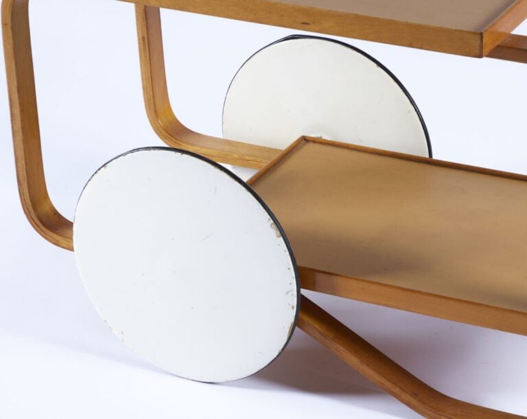ALVAR AALTO (1898-1976) - Table à thé roulante en bois thermoformé - Modèle cré…
