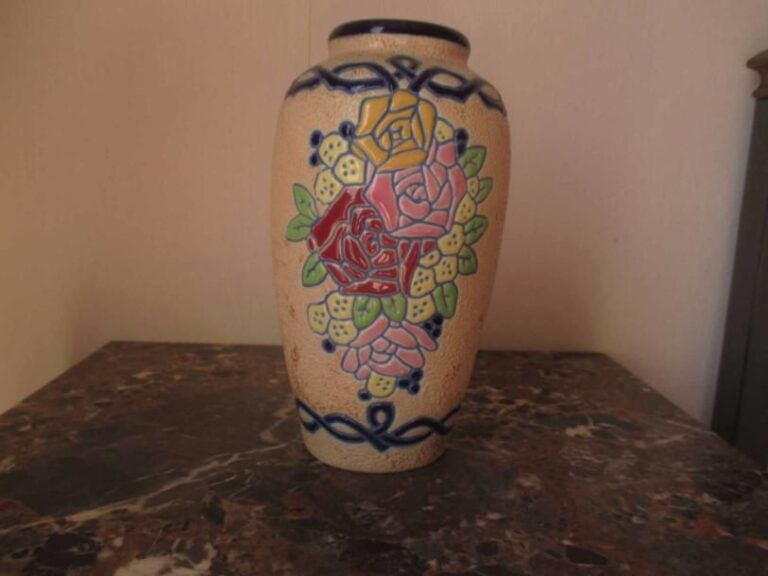 AMPHORA Vase en faïence de forme ovoïde à décor d'un bouquet de fleurs stylisé émaill