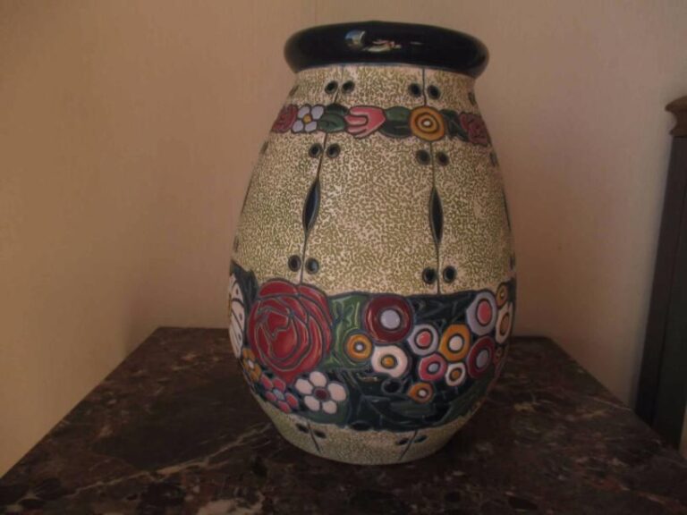 AMPHORA Vase en faïence de forme ovoïde à décor floral émaillé dans une frise sur le pourtour de la pans