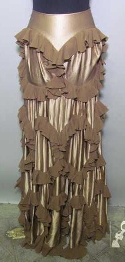 Ample JUPE de gitane en crêpe satiné praliné ornée de volants en mousseline marron glacé formant motifs circulaires et retenant de petites fronces (griffe en caoutchouc caramel et noir) (TM)