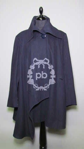 Ample MANTEAU 7/8 en lainage marine, large col rabattu sur boutonnage et parementures asymétriques (griffe bordeaux, graphisme bleu) (T36)