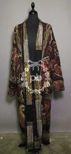 Ample MANTEAU d'INTERIEUR à la cheville en gabardine de laine noir entièrement rebrodé figurant un motif floral stylisé dans les tons brique, ocre et beige, encolure puis parementures gansées d'un galon tissé ficelle, poignets à revers (TM)