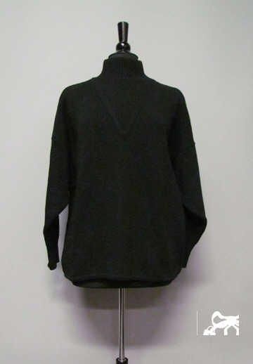 Ample PULL-OVER en tricot de laine noir appliqué de soutâches à la couleur figurant des arabesques, col montant, effet de plastron et poignets en bord-côtes (griffe blanche, graphisme or) (T40 it)