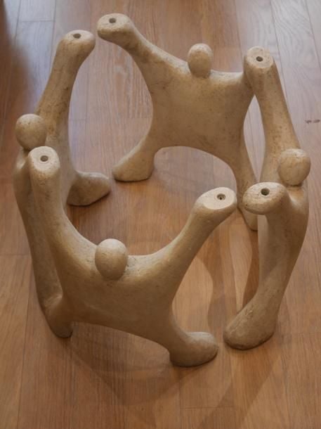 Amusant support de table basse en plâtre à décor de trois personnages formant une rond