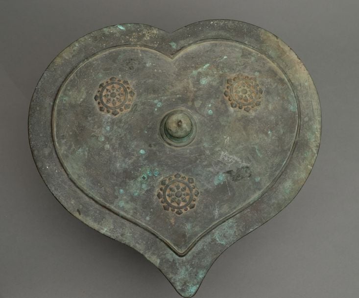 Ancien brûleur à encens en bronze vert composé de trois éléments dont la forme rappelle celle d’un cœu