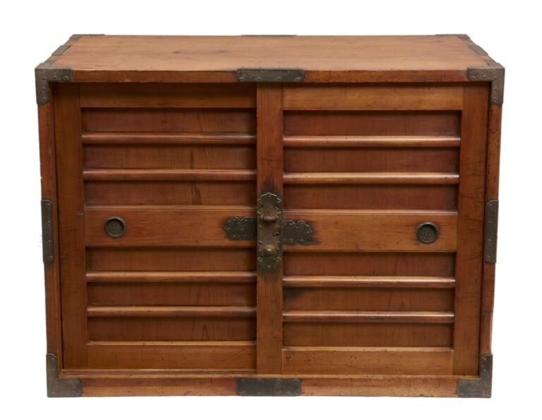 Ancienne commode à document portable (ch?dansu) en bois de cyprès japonais (hinoki) comprenant quatre tiroirs derrière des portes coulissante
