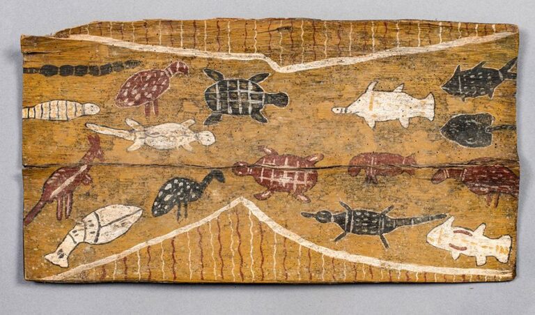 Ancienne peinture sur écorce d'eucalyptus représentant une scène composée de différents animaux: tortues, kangourou, crocodile, émeus, raie-manta, éléphant de mer, poisson baramodi et serpen