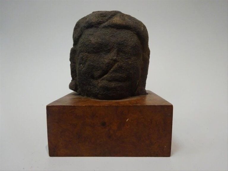 ANCIENNE TETE DE DIVINITE SCULPTEE EN GRES Indonésie Fixée à un socle ancien en loupe d'orme (?)