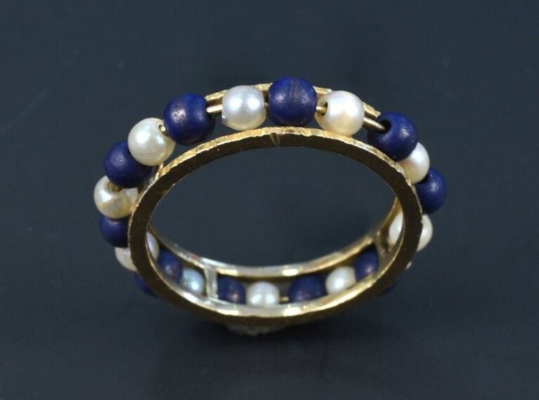 Anneau en or jaune 18k (750 °/00) rehaussé de perles de cultures et de perles de lapis-lazul