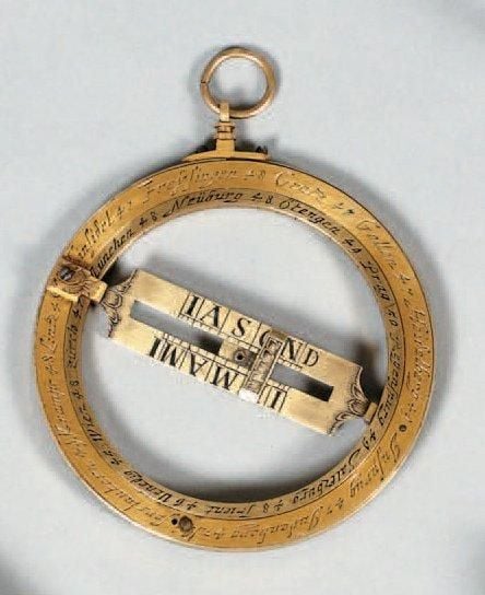Anneau équinoxial solaire en laiton doré par Johann Somer (1660-1702), gravé de noms de villes du nord de l'Europ