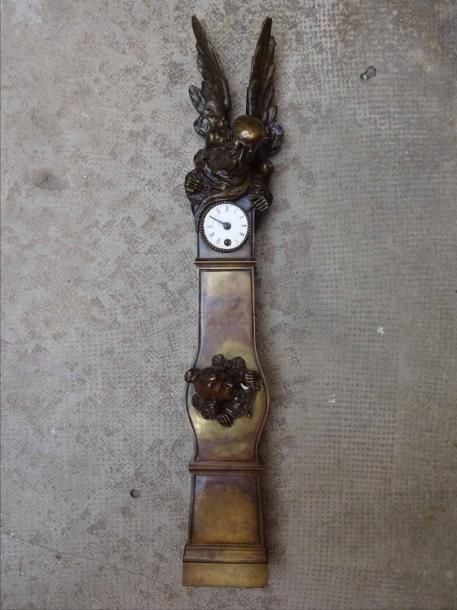 ANONYME (Actif circa 1900) Pendule d'applique symboliste en bronze à patine brune à l'allégorie du temps qui pass