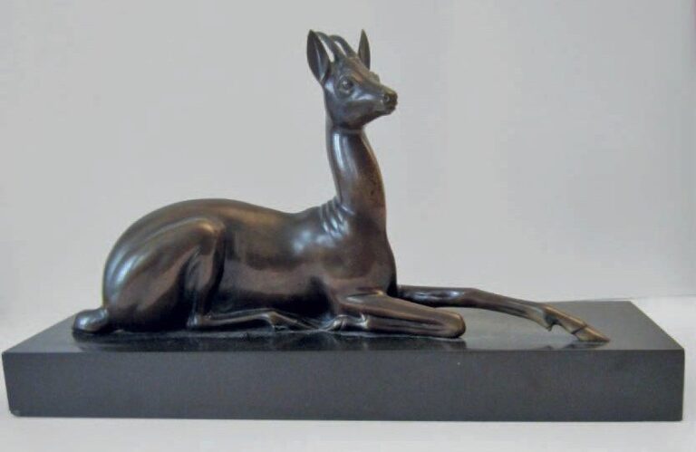 Antilope couchée, 1943 Bronze, signé, daté, marque du fondeur Marcel Guillemard 19 x 33 x 7 cm Bronze, signed, dated