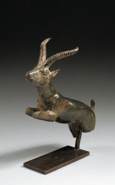 ANTILOPE Statuette d'antilope aux fine cornes striées, bondissan