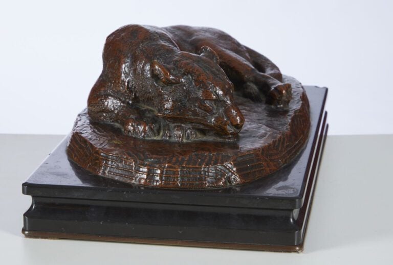 ANTOINE-LOUIS BARYE - (1795-1875) - « Lionne couchée » - Sculpture en cuivre à…