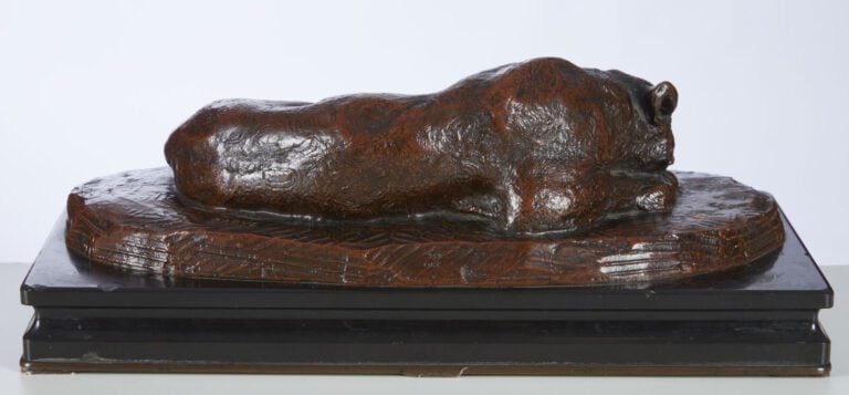 ANTOINE-LOUIS BARYE - (1795-1875) - « Lionne couchée » - Sculpture en cuivre à…