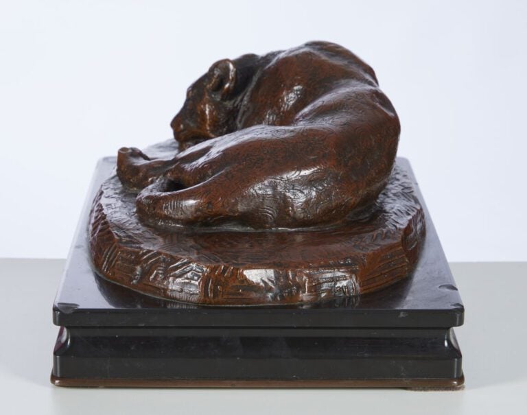 ANTOINE-LOUIS BARYE - (1795-1875) - « Lionne couchée » - Sculpture en cuivre à…
