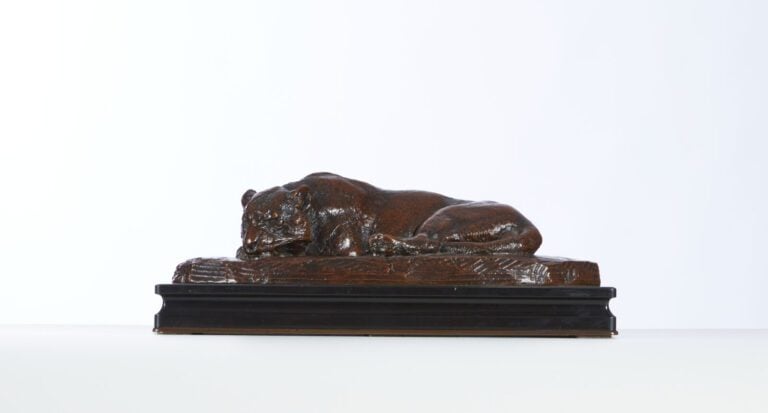 ANTOINE-LOUIS BARYE - (1795-1875) - « Lionne couchée » - Sculpture en cuivre à…